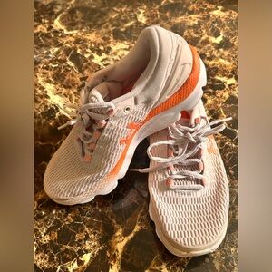 Under armor women's tennis shoes in size 6 1/2